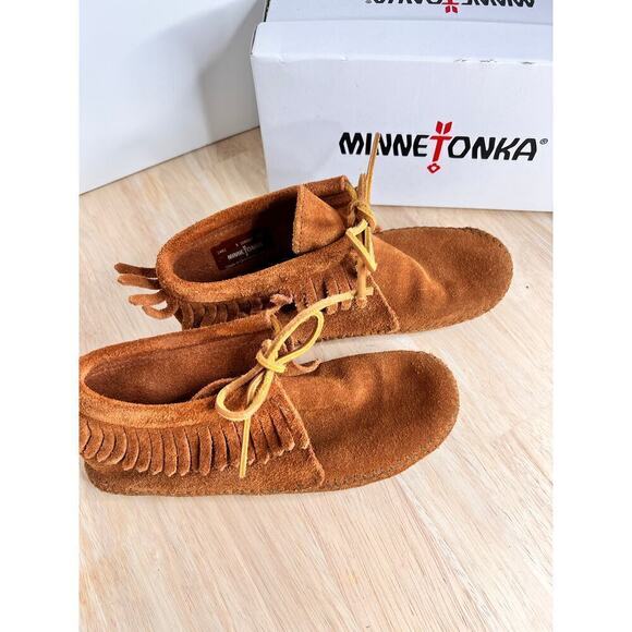 Minnetonka Classic Fringe Softsole Bootie - Picture 5 of 10